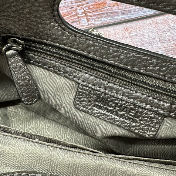 MICHAEL KORS | Chelsea Metallic Silver Whipped Bag - Picture 7 of 8